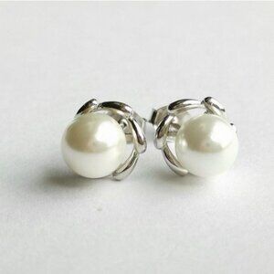 Sterling silver white pearl stud earrings 🆕